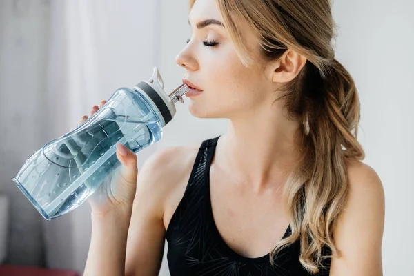 Side View Athletic Woman Drinking Water Sportive Water Bottle Grey — Stock Photo, Image