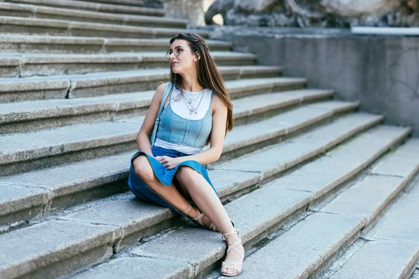 Merdivenlerde Oturan Uzağa Bakarak Gözlük Güzel Dalgın Genç Kadın — Ücretsiz Stok Fotoğraf