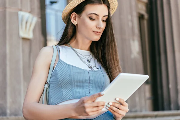 Beautiful Smiling Young Woman Using Digital Tablet Street — Stock Photo, Image
