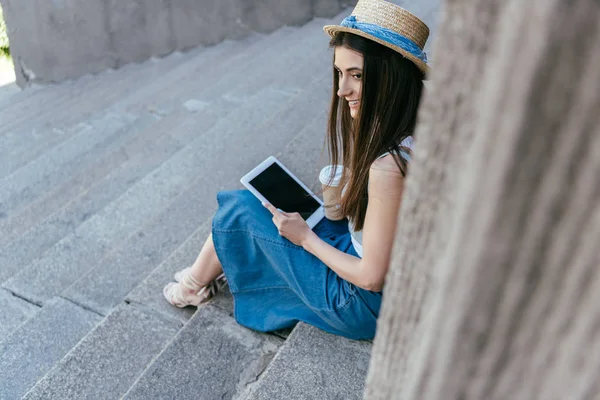 계단에 앉아있는 디지털 태블릿을 모자에 여자의 — 무료 스톡 포토