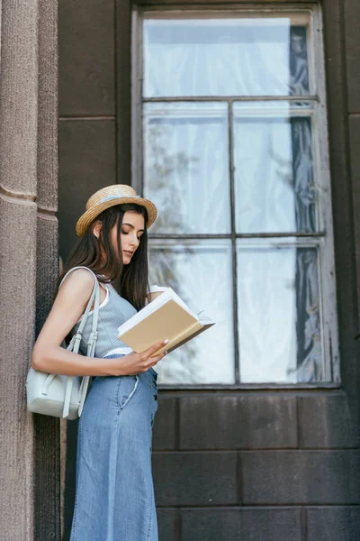 Vista Lateral Hermosa Chica Sombrero Sosteniendo Taza Papel Libro Lectura —  Fotos de Stock