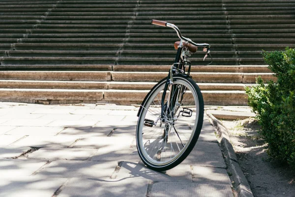 Велосипед Біля Сходів Зелений Кущ Вулиці Сонячний День — стокове фото