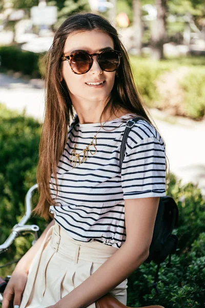 Hermosa Mujer Joven Sonriente Gafas Sol Sentado Bicicleta — Foto de Stock