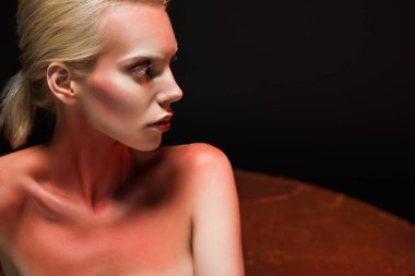 çekici moda model siyah moda çekimi için poz makyaj ile