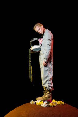 çiçek ve kask ayakta gezegende uzay giysisi içinde çekici kozmonot 