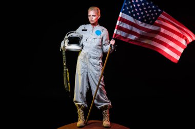 spacewoman kask ve Amerikan bayrağı Mars'ta tutan uzay giysisi içinde