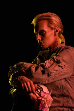 kask ve çiçek, siyahta izole uzay giysisi içinde çekici kadın kozmonot ile kırmızı tonlu resim