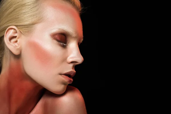 Atractiva Mujer Tierna Con Maquillaje Rojo Aislado Negro — Foto de Stock