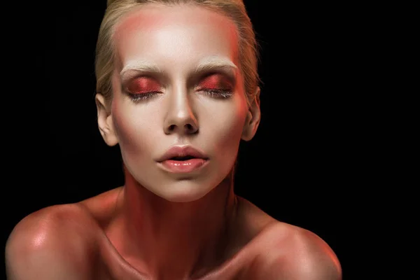 Bela Mulher Sensual Com Olhos Fechados Com Maquiagem Vermelha Isolada — Fotografia de Stock