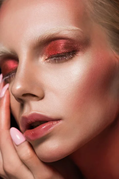 Primer Plano Chica Atractiva Con Los Ojos Cerrados Maquillaje Rojo — Foto de Stock