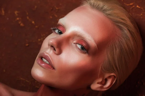 Hermosa Mujer Con Maquillaje Elegante Posando Para Sesión Moda — Foto de Stock