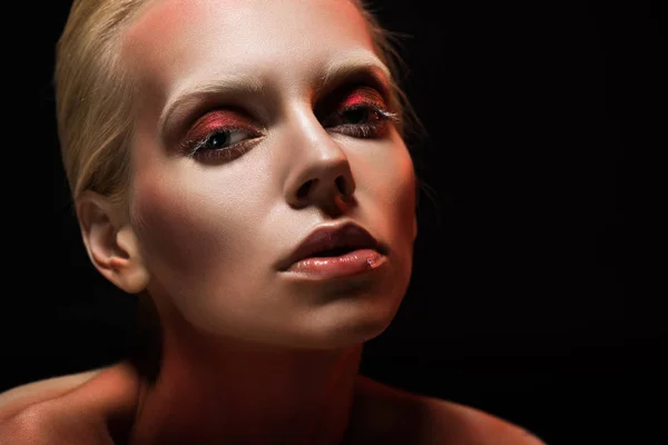 Atractiva Joven Con Maquillaje Elegante Aislado Negro — Foto de Stock