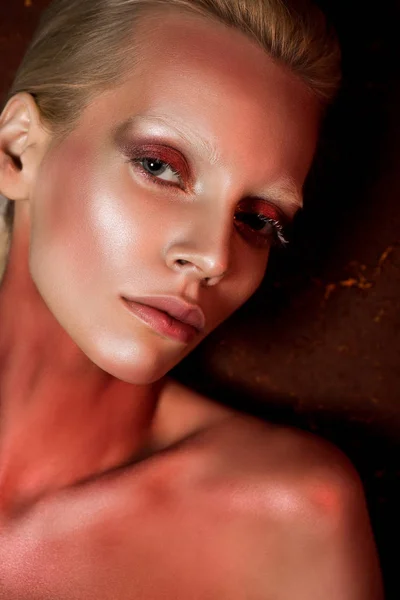 Femme Attrayante Avec Maquillage Mode Regardant Caméra Posant Pour Tournage — Photo gratuite