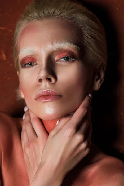 Attraktiv Sensuell Kvinna Poserar Med Rött Makeup Och Tittar Kameran — Stockfoto