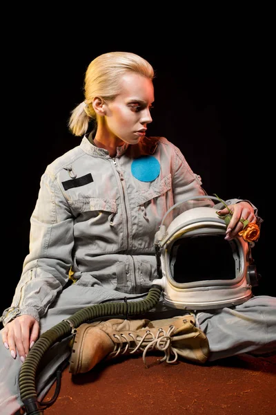 Krásná Žena Kosmonautka Skafandru Helmu Sedí Planetě — Stock fotografie zdarma