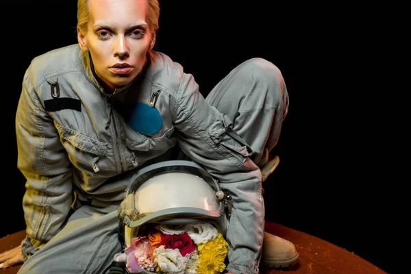 Kosmonaut Raumanzug Mit Blumen Helm Sitzt Auf Dem Planeten — Stockfoto