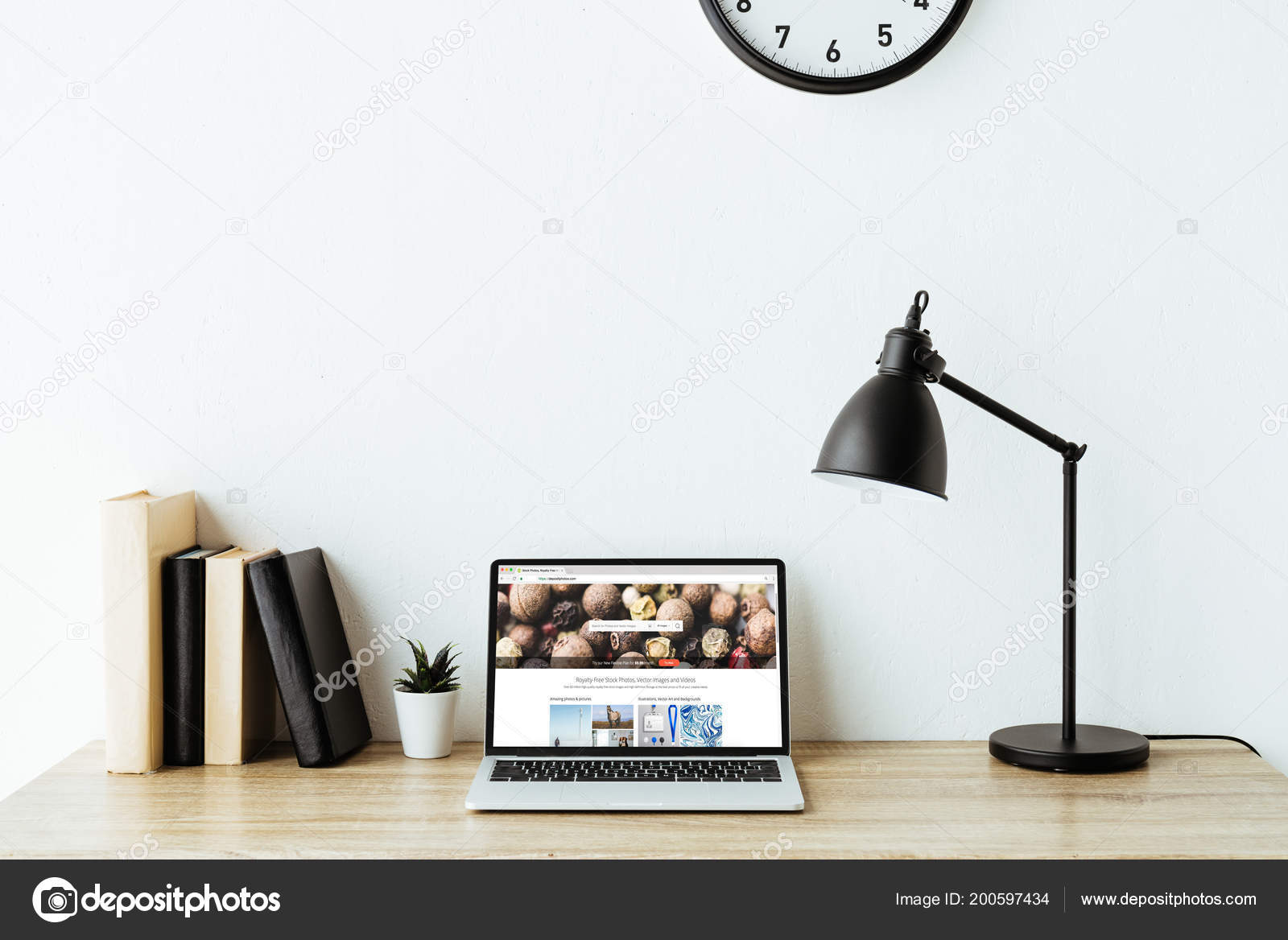 Ноутбук Веб Сайт Shutterstock Экране Рабочем Столе Офисе.