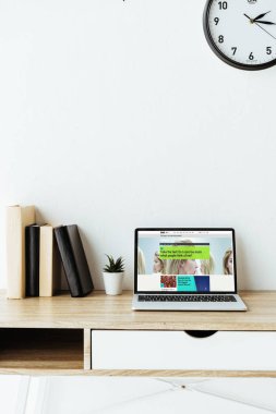 Laptop ile bbc Web sitesinde ekran ve İşyeri Ofis ilgili kitaplar