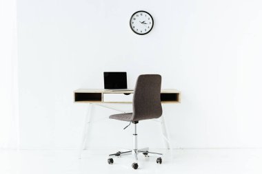 İşyeri Ofis beyaz duvar önünde dizüstü bilgisayar ile