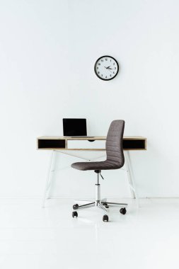dizüstü bilgisayar ve tekerlekli sandalye ofis modern çalışma alanı