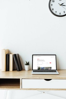 airbnb Web sitesinde office işyerinde ekranda ile dizüstü bilgisayar