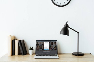 Laptop ile LinkedIn Web sitesinde ofis çalışma masası ekranda