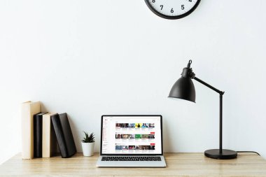 youtube Web sitesinde ofis çalışma masası ekranda ile dizüstü bilgisayar