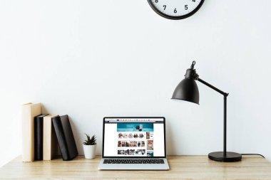 amazon Web sitesinde ofis çalışma masası ekranda ile dizüstü bilgisayar
