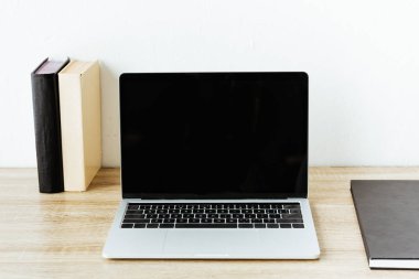 dizüstü bilgisayar ve ofis çalışma masasında kitap yakın çekim shot