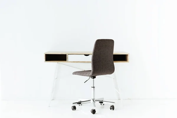 Elegante Mesa Trabalho Vazia Cadeira Rodas Frente Parede Branca — Fotografia de Stock