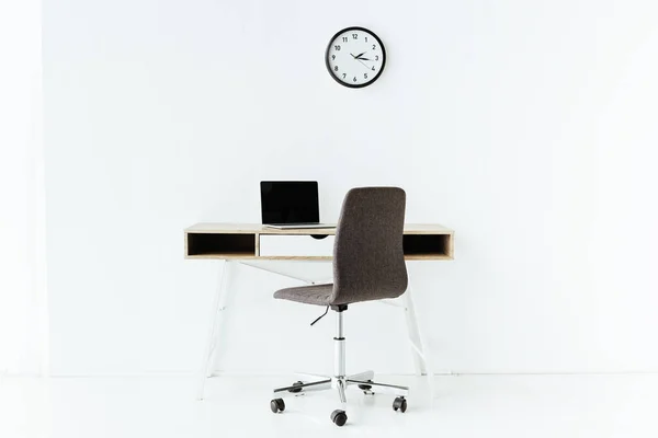 Lieu Travail Avec Ordinateur Portable Face Mur Blanc Bureau — Photo