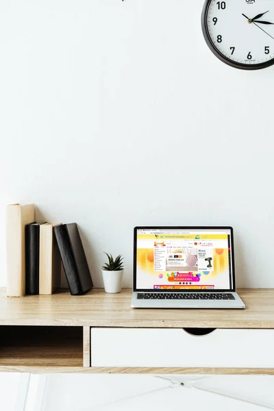 事務所で職場で スクリーンに Aliexpress ウェブサイトとノート パソコン — ストック写真