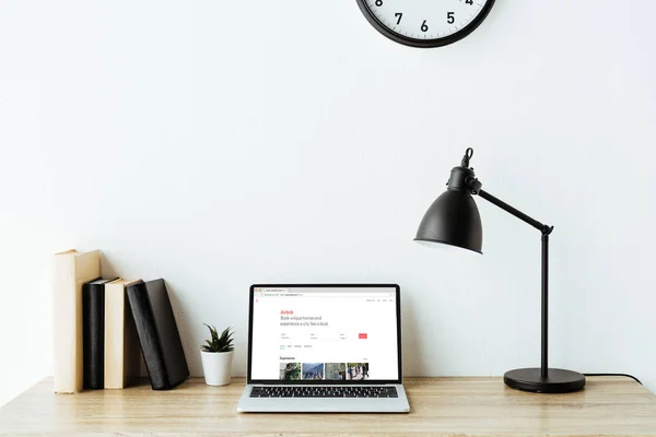 Laptop Airbnb Website Screen Work Desk Office — Stock Photo, Image