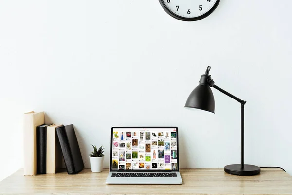 Laptop Dengan Situs Web Pinterest Pada Layar Meja Kerja Kantor — Stok Foto