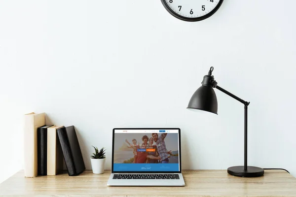 Laptop Met Couchsurfing Website Scherm Bureau Kantoor — Stockfoto