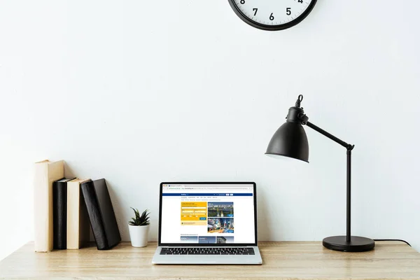 Laptop Mit Buchungswebseite Auf Dem Bildschirm Schreibtisch Büro — Stockfoto