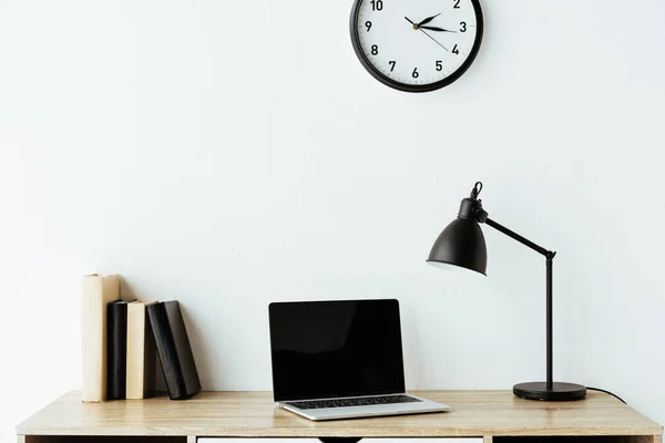 Laptop Books Table Lamp Work Desk Clock Hanging White Wall — Stock Photo, Image