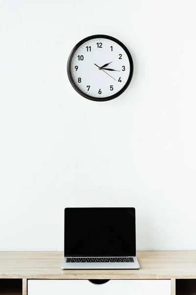 Laptop Work Desk Clock Hanging White Wall — Stock Photo, Image