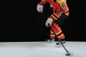 oříznuté shot sportovce hrát hokej na černém pozadí 