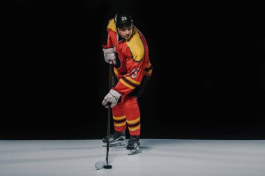 siyah buz hokeyi oynarken paten profesyonel sporcu görünümünü tam uzunlukta  