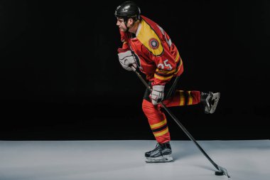 siyah buz hokeyi oynayan genç sporcu yan görünüm