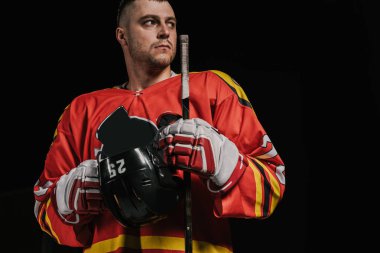 profesyonel sporcu hokey sopası kask ve uzak siyah izole seyir ile tutarak
