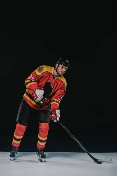 Ganzkörperansicht Des Hübschen Jungen Sportlers Schutzkleidung Der Hockey Auf Schwarz — kostenloses Stockfoto