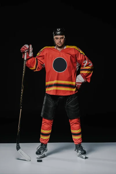 Full Längd Syn Professionell Ishockeyspelare Står Med Handen Midjan Och — Stockfoto