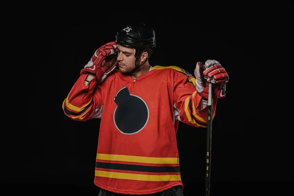 Müder Hockeyspieler Steht Mit Hockeyschläger Isoliert Auf Schwarz — kostenloses Stockfoto