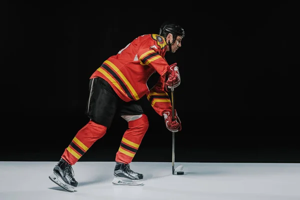 Seitenansicht Eines Jungen Profisportlers Der Eishockey Auf Schwarz Spielt — Stockfoto