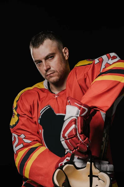 Guapo Jugador Hockey Sobre Hielo Profesional Mirando Cámara Aislada Negro — Foto de Stock