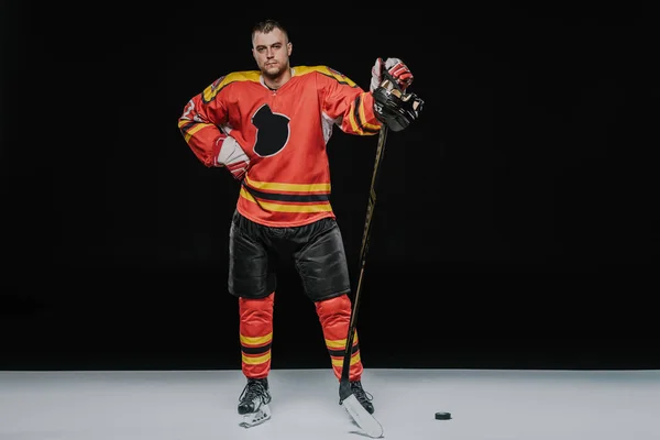 Ganzkörperansicht Des Professionellen Eishockeyspielers Der Mit Der Hand Auf Der — Stockfoto