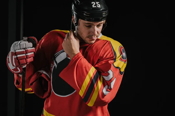 Professionelle Erwachsene Hockeyspieler Mit Hockeyschläger Und Helm Isoliert Auf Schwarz — Stockfoto