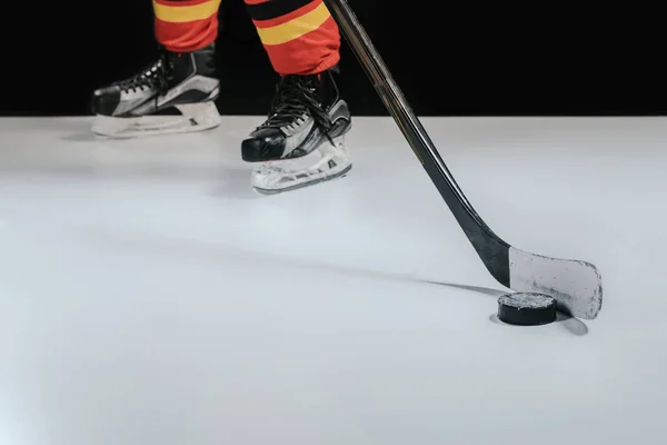Teilansicht Eines Profisportlers Der Hockey Auf Schwarz Spielt — Stockfoto